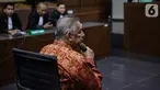 Terdakwa kasus dugaan suap proyek PLTU Riau-1, Sofyan Basir menyimak pembacaan putusan saat sidang di Pengadilan Tipikor, Jakarta, Senin (4/11/2019). Mantan Direktur Utama PT PLN tersebut divonis bebas oleh majelis hakim. (Liputan6.com/Faizal Fanani)