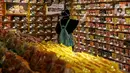Pengunjung memilih mi instan di salah satu store KKV, Central Park Mall, Jakarta, Jumat (8/1/2020). Store yang sengaja didesain instagrammable ini menawarkan ratusan merek mi instan dari dalam maupun luar negeri, seperti Singapura, Thailand, Korea Selatan, dan Jepang. (Liputan6.com/Johan Tallo)