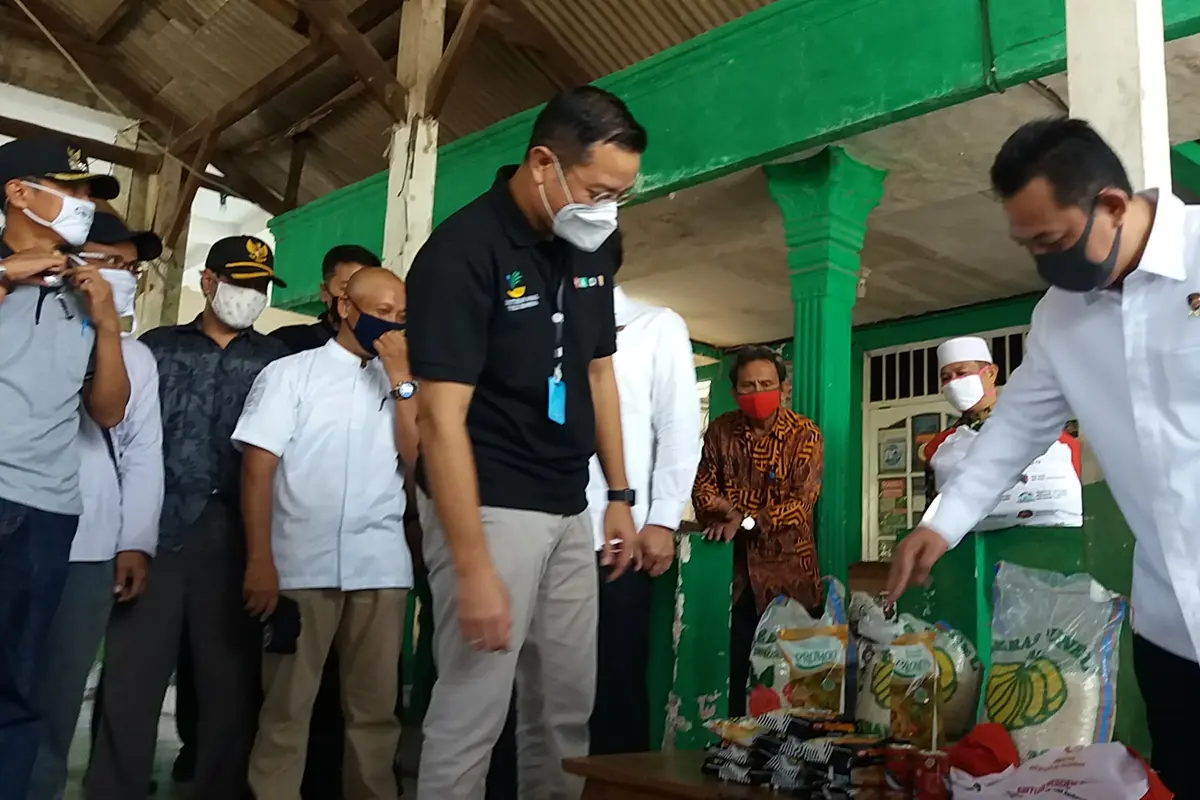Mensos Juliari Bagikan Sembako Presiden di Bekasi