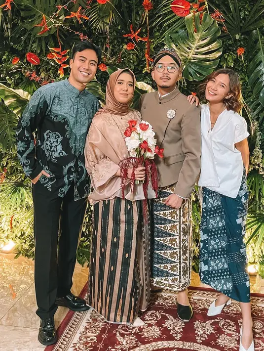 Batik couple yang bisa jadi inspirasi lainnya adalah Vidi Aldiano dan Sheila Dara. Keduanya memikat dengan paduan nuansa batik klasik yang terlihat kasual saat dipakai. (Foto: Instagram/ @Vidi Aldiano)