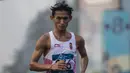 Pejalan cepat Indonesia, Hendro Yap, saat menyelesaikan lomba nomor jalan cepat 50 kilometer cabang atletik Asian Games XVIII di Senayan, Jakarta, Kamis (29/8/2018). Dirinya finish posisi kelima. (Bola.com/Vitalis Yogi Trisna)
