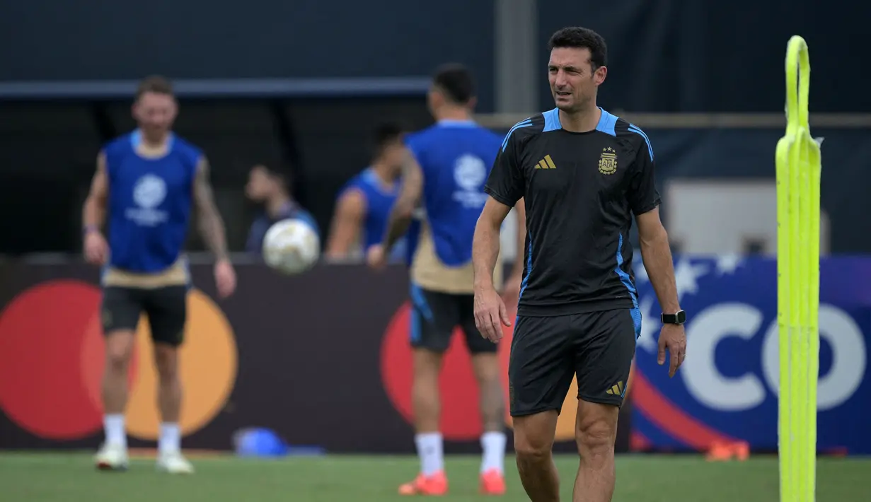 Pelatih Argentina, Lionel Scaloni saat memimpin latihan menjelang laga final Copa America 2024 melawan Kolombia di Florida International University (FIU), Miami, Florida, Amerika Serikat, Minggu (14/03/2024) WIB. (AFP/Juan Mabromata)