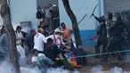 Para demonstran bentrok dengan polisi selama unjuk rasa di Quito , Ekuador, Kamis (13/8/2015). Puluhan warga dan aktivis protes rencana Presiden Ekuador, Rafael Correa yang akan menaikkan pajak dan pengulangan pemilu. (REUTERS/Guillermo Granja)