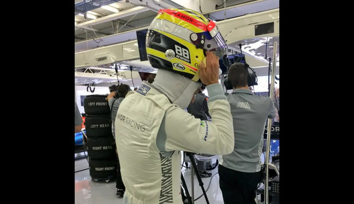Pebalap Manor Racing asal Indonesia, Rio Haryanto, bersiap mengikuti latihan bebas pertama F1 GP Bahrain di Sirkuit Internasional Sakhir, Bahrain, Jumat (1/4/2016). (Bola.com/Twitter/Manorracing)