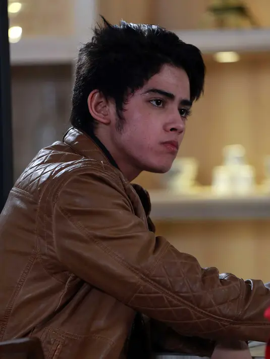 Menjadi barista dadakan, pemeran 'Ganteng-ganteng Serigala' ini sempat merasa kesulitan ketika harus beraksi layaknya penyaji kopi handal. (Deki Prayoga/Bintang.com)