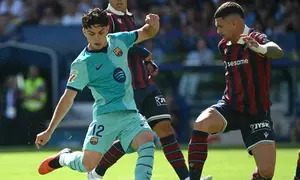 Bek Barcelona Xavi Espart mencetak gol ke gawang Levante pada laga Liga Spanyol 2026/2027 di Ciutat de Valencia, Minggu (13/9/2026). (AFP/Jose Jordan)
