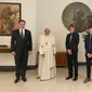 Elon Musk berfoto bersama Paus Francis dan keempat putranya saat berkunjung ke Vatikan. (dok. Twitter @elonmusk/https://twitter.com/elonmusk/status/1543050489050402816/photo/1)