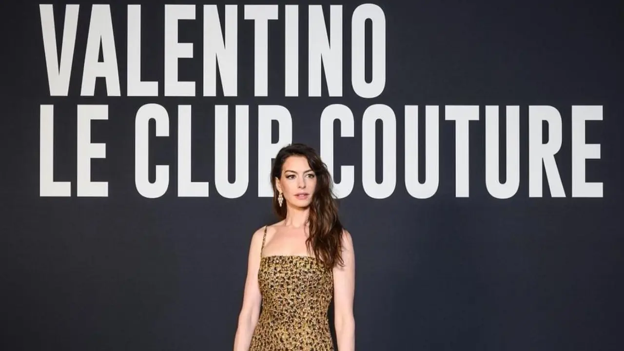 Anne Hathaway Tampil Glamor Pakai Dress Macan Tutul di Paris Fashion Week