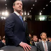 CEO Facebook Mark Zuckerberg tiba untuk bersaksi di hadapan Komite Senat Amerika Serikat di Capitol Hill, Washington, Senin (10/4). Ini merupakan penampilan formal pertama Zuckerberg dalam kongres setelah masalah kebocoran data. (AP/Andrew Harnik)