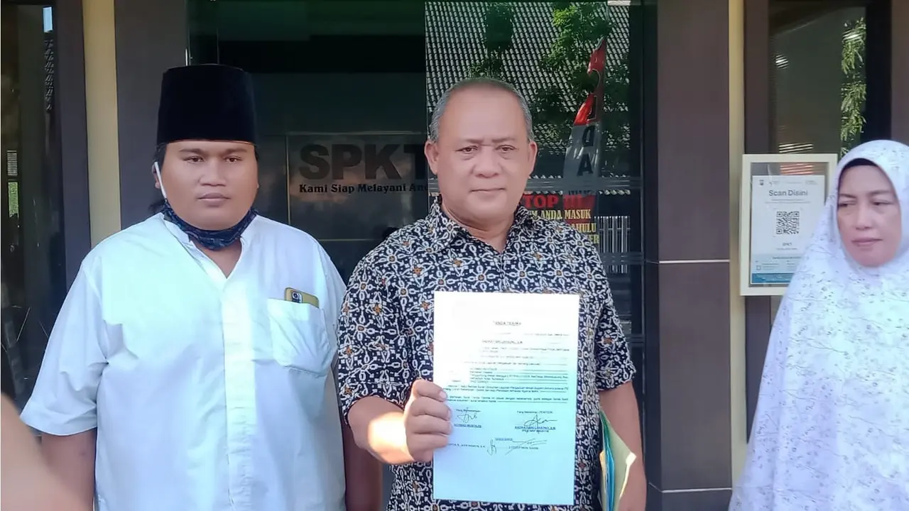 Achmad Mustajib mewakili Komite Anti Penista Agama melaporkan SDS dan JL atas dugaan penistaan agama yang berpotensi memecah belah kerukunan umat beragama ke Polda Jatim. (Dian Kurniawan/Liputan6.com)