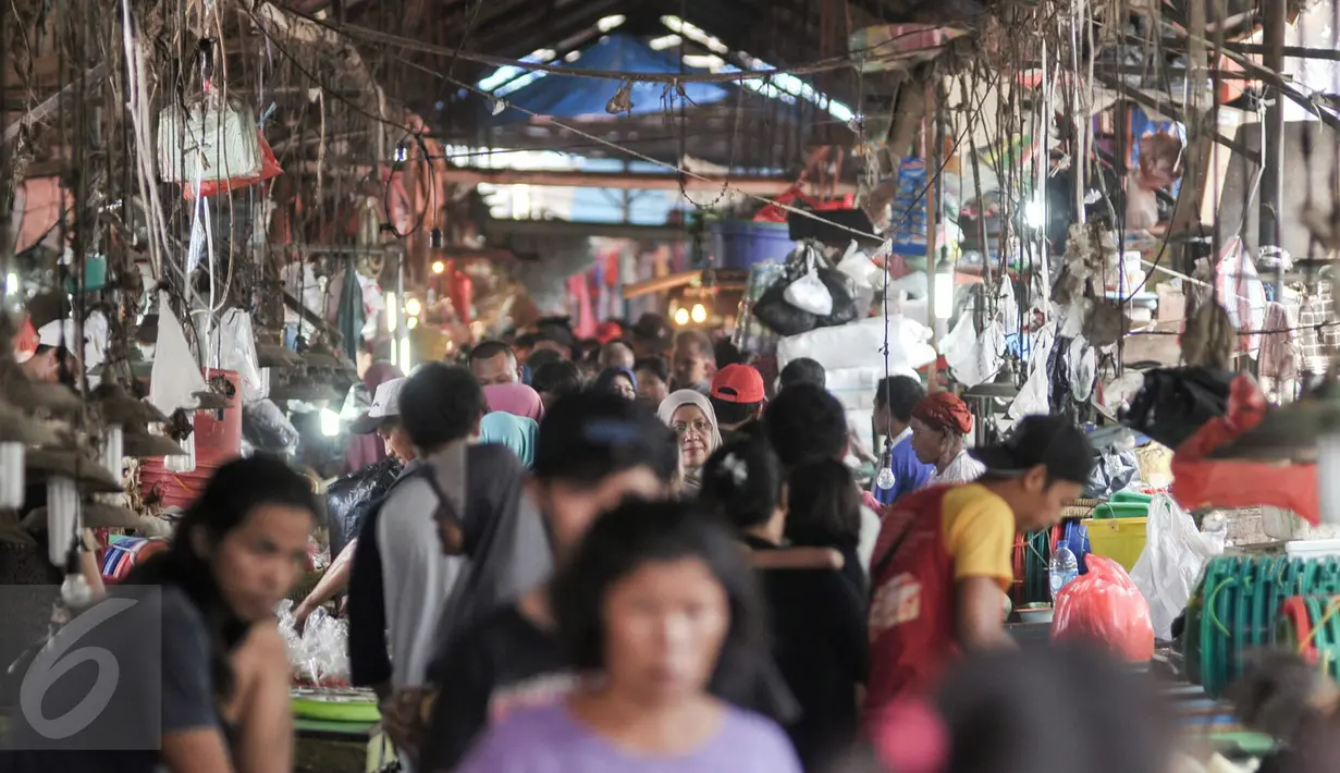 Aktivitas jual beli di pasar tradisional Pasar Minggu, Jakarta, meningkat menjelang Lebaran 1437 H, Senin (4/7). Warga menyerbu pasar tradisional untuk mencari kebutuhan Hari Raya Idul Fitri. (Liputan6.com/Yoppy Renato)