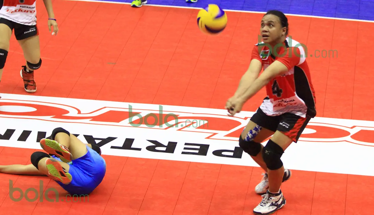 Pemain Jakarta Pertamina Energi, Amasya Manganang, berusaha mengembalikan bola ke arah lapangan Gresik Petrokimia pada putaran pertama Proliga 2016 di GOR Ken Arok, Malang, Sabtu (20/2/2016). (Bola.com/Nicklas Hanoatubun)