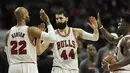 Para pemain Chicago Bulls merayakan kemenangan usai mengalahkan Indiana Pacers 90-85 pada lanjutan NBA basketball game di United Center, (26/12/2016).  (AP /Paul Beaty)
