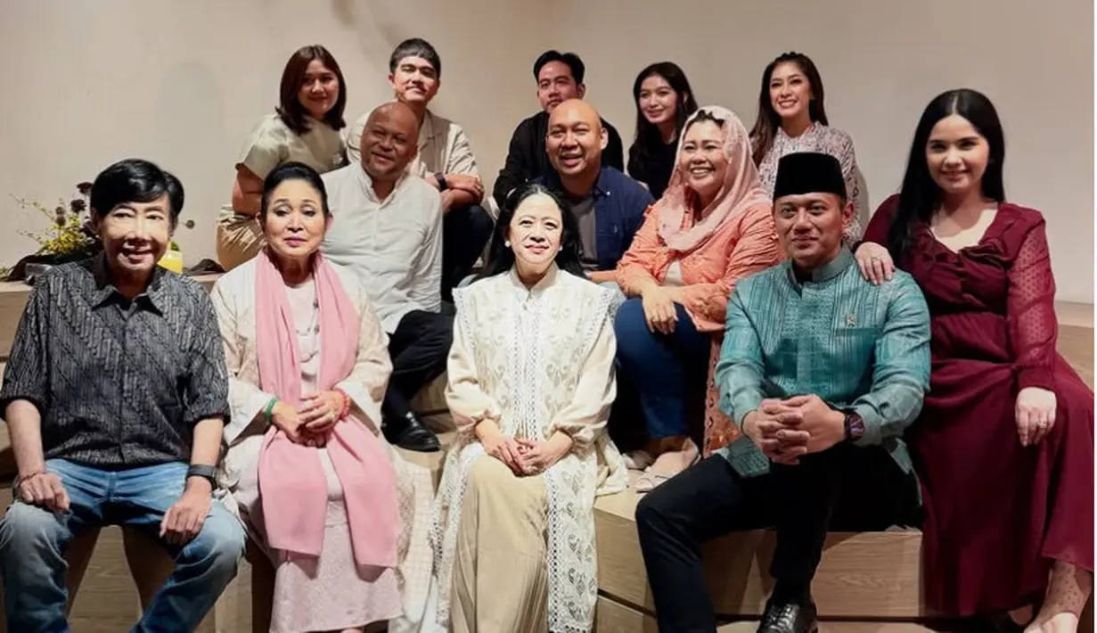 Anak Presiden RI ke-2 Soeharto yang juga ibunda dari Didiet, Titiek Soeharto tampil dengan tunik dipadukan bawahan rok pink senada dengan selendangnya. [@annisayudhoyono]