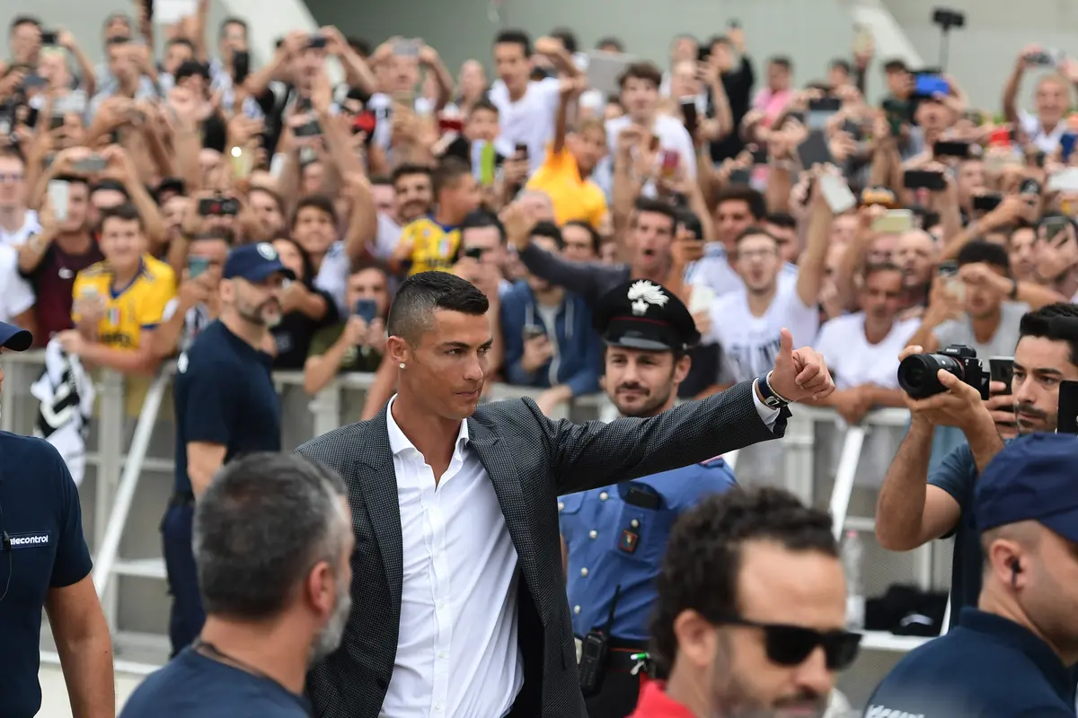 FOTO: Suporter Juventus Sambut Kedatangan Cristiano Ronaldo