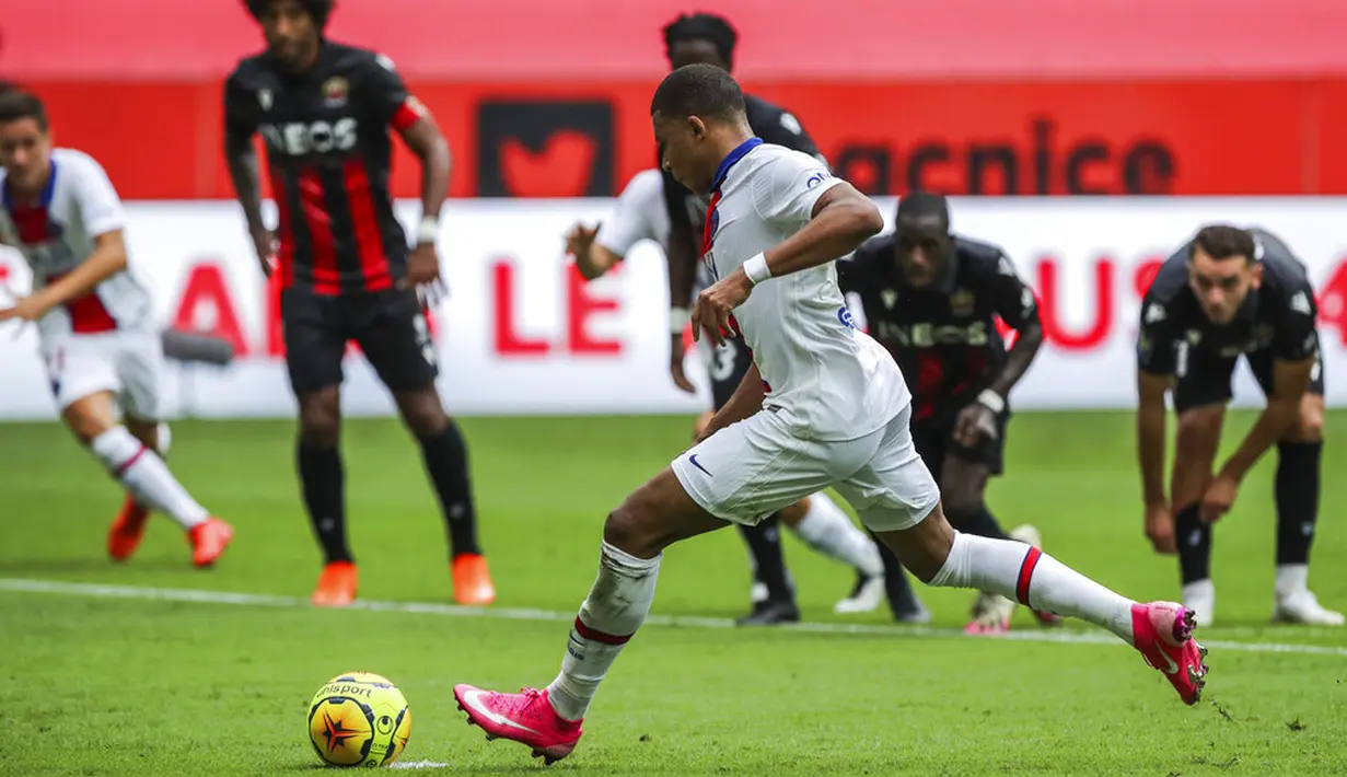 Pemain Paris Saint-Germain Kylian Mbappe (kedua kanan) dijegal saat menghadapi Nice pada pertandingan League One di Stadion Allianz Riviera, Nice, Perancis, Minggu (20/9/2020). Paris Saint-Germain berhasil mengalahkan Nice 3-0. (AP Photo/Daniel Cole)