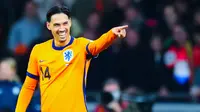 Pemain Timnas Belanda, Tijjani Reijnders, melakukan selebrasi setelah memcetak gol ke gawang Lituania pada laga terakhir Grup G kualifikasi zona Eropa di Stadion Johan Cruijff ArenA, Amsterdam, Senin (17/11/2025). (AP Photo/Peter Dejong)