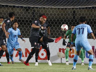 Bek Madura United, Jaimerson Xavier (tengah) menghalau bola saat menghadapi Persela Lamongan dalam laga matchday ke-3 Grup C Piala Menpora 2021 di Stadion Si Jalak Harupat, Bandung, Kamis (1/4/2021). Madura United bermain imbang 1-1 dengan Persela Lamongan. (Bola.com/Ikhwan Yanuar)
