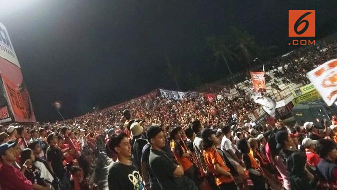 Ribuan The Jakmania mendukung Persija di Stadion I Wayan Dipta, Gianyar, Minggu (2/12/2018). (Bola.com/Benediktus Gerendo Pradigdo)