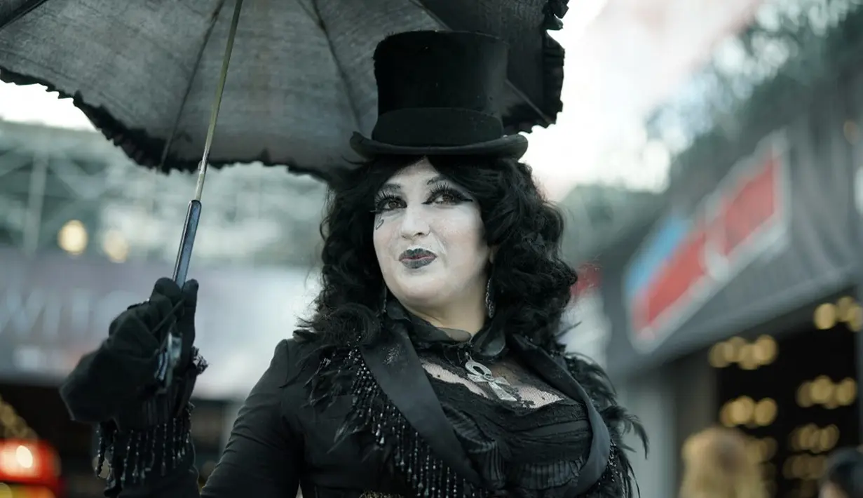 Cosplayer tiba pada hari pertama New York Comic Con 2021 di Jacob Javits Center, New York, Amerika Serikat, 7 Oktober 2021. New York Comic Con 2021 merupakan acara budaya pop terbesar di East Coast yang berlangsung selama empat hari ini. (TIMOTHY A. CLARY/AFP)