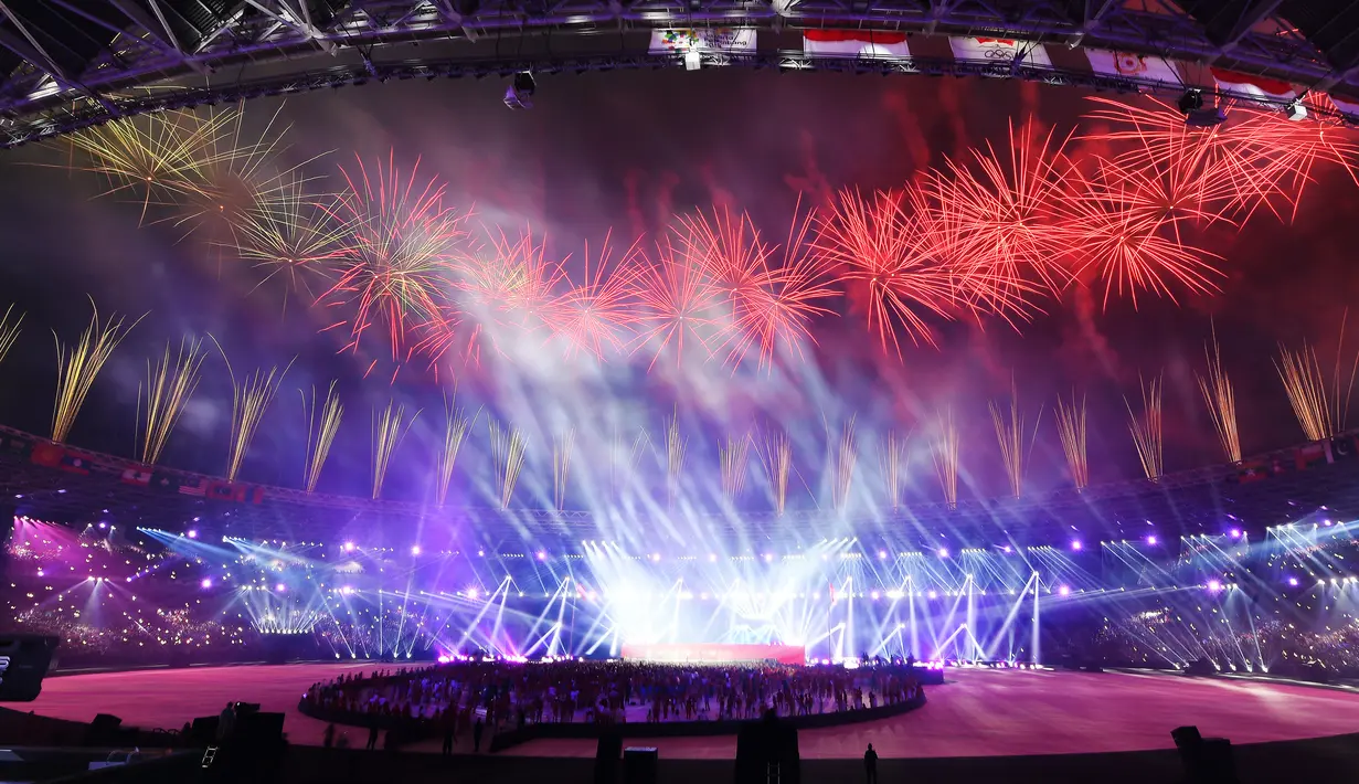 Pesta kembang api menghiasi Stadion Gelora Bung Karno selama upacara penutupan Asian Games 2018 di Jakarta, Minggu (2/9). Sejumlah artis dalam dan luar negeri meriahkan acara penutupan. (AFP Photo/Arief Bagus)