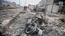 Sebuah sepeda motor hangus paska kebakaran di permukiman kumuh di RW 02 Kampung Walang, Lodan Raya, Jakarta, Minggu (25/8). Kondisi Kampung Walang kini porak-poranda. (Liputan6.com/Faizal Fanani)