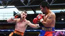 Petinju Australia, Jeff Horn, berusaha meninju Manny Pacquiao di Stadion Suncorp, Brisbane, Australia, Minggu (2/7/2017). Jeff Horn berhasil merebut sabuk juara kelas welter versi WBO dari tangan Pacquiao. (EPA/Dave Hunt)