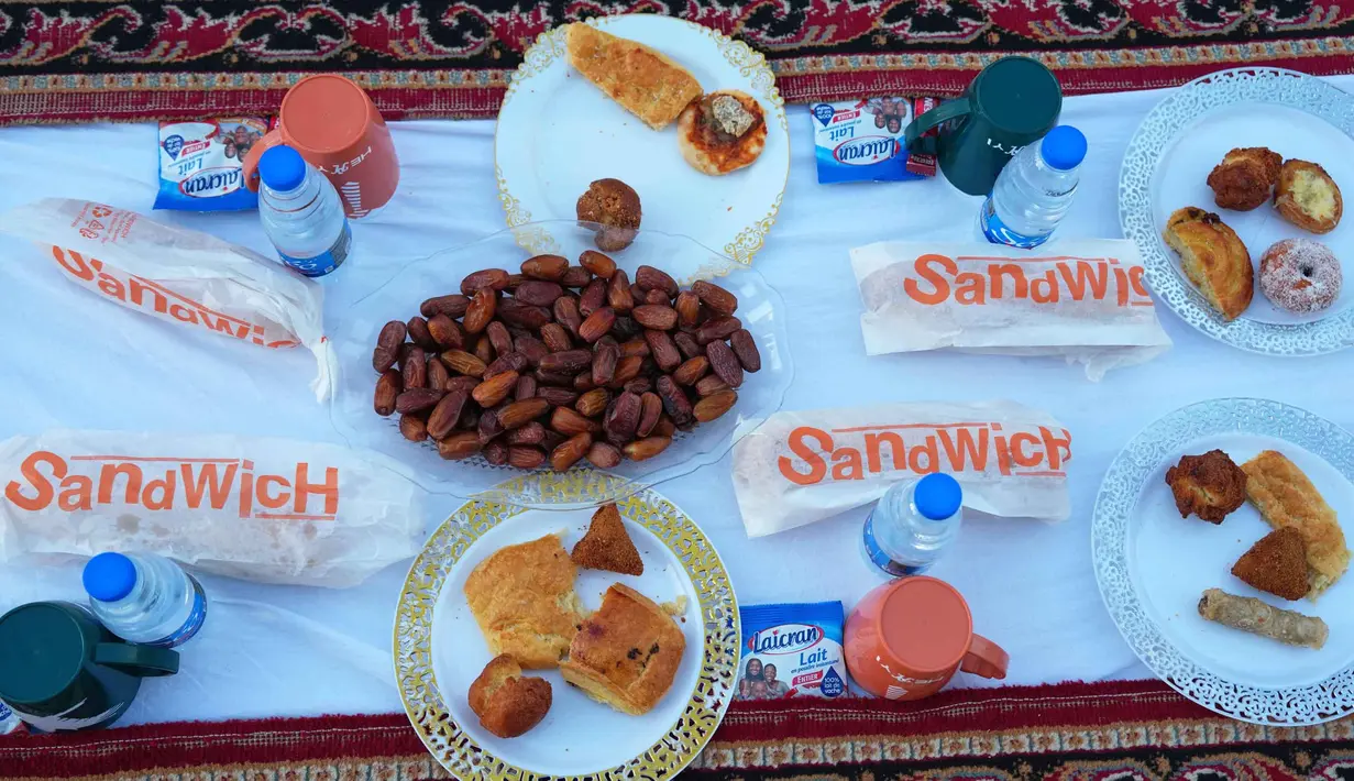 Di Senegal, momen berbuka puasa disebut Ndogou dalam bahasa Wolof. Menu khas yang disajikan seringkali berupa kurma, roti, dan minuman ringan. Tampak dalam foto, beberapa makanan yang disajikan untuk berbuka puasa selama bulan suci Ramadan, di Dakar, Senegal, Kamis, 5 Maret 2026. (AP Photo/Misper Apawu)