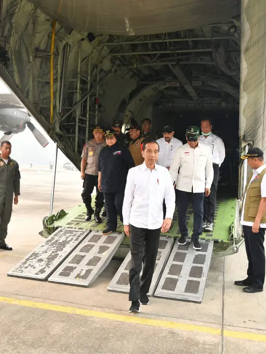 Presiden Joko Widodo bersama rombongan usai meninjau pesawat penyemai hujan buatan di Pangkalan TNI AU Roesmin Nurjadin,, Kota Pekanbaru, Selasa (17/9/2019). Setidaknya, sebanyak 52 pesawat dikerahkan untuk memadamkan kebakaran hutan dan lahan (karhutla) di Riau. (Liputan6.com/HO/Biro Pers Setpres)