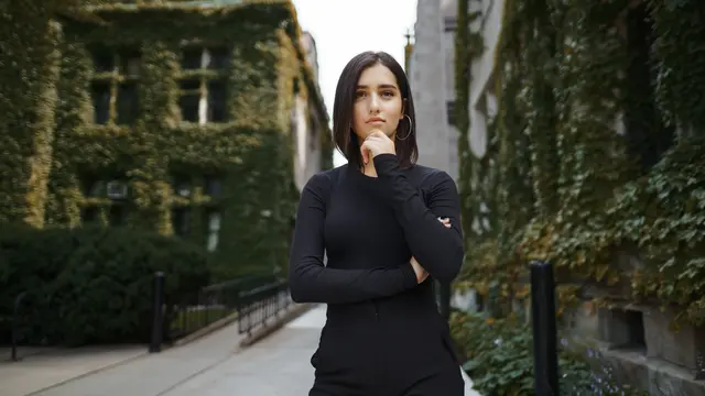 wanita desember baju hitam