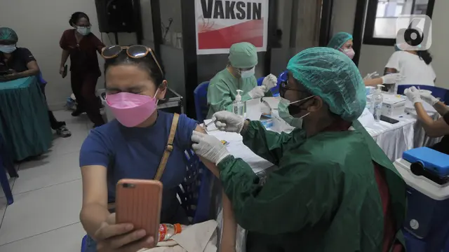 Warga Asing di Bali Ikut Vaksinasi Covid-19