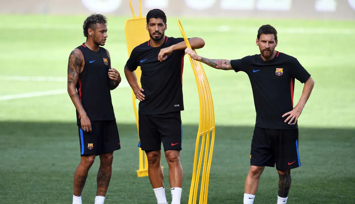 (ki-ka) Neymar, Luis Suarez, Lionel Messi saat mengikuti latihan jelang mengahadapi Juventus pada ICC 2017 di Red Bull Arena di Harrison, New Jersey, (21/7). (AFP Photo/Jewel Samad) 
