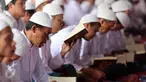 Ratusan Napi mengikuti acara Khatam Al-Quran warga binaan pemasyarakatan di LP Cipinang, Jakarta, Kamis (20/4). Acara ini dihadiri sejumlah menteri. (Liputan6.com/Johan Tallo)