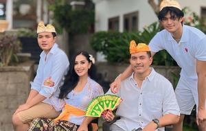 Gaya artis rayakan Galungan 2025. [IG: @dps_diahpermatasari]