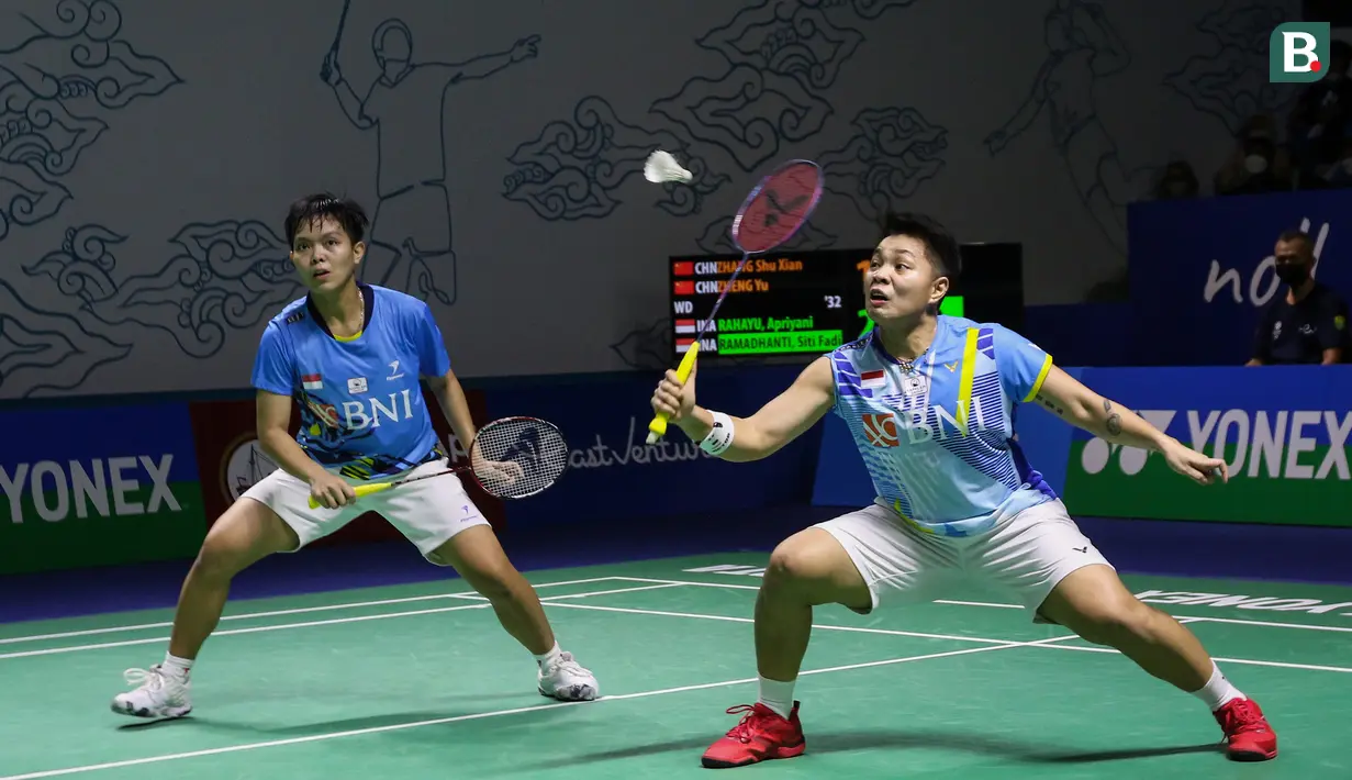 Ganda putri runner-up Indonesia Masters 2022, Apriyani Rahayu/Siti Fadia Silva Ramadhanti lolos ke perempatfinal usai mengatasi perlawanan sengit wakil Cina, Zhang Shu Xian/Zheng Yu dengan rubber game 21-16, 16-21 dan 21-18 dalam laga berdurasi 1 jam 20 menit. Di perempatfinal Apriyani/Siti Fadia akan menghadapi unggulan ke-2 asal Korea Selatan, Lee So Hee/Shin Seung Chan. (Bola.com/Bagaskara Lazuardi)
