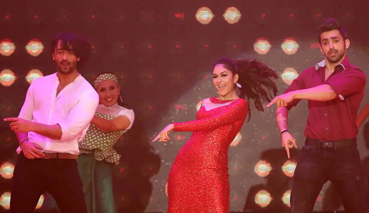 Pemain serial Lonceng Cinta yang menemui penggemarnya diantaranya Sriti Jha (Pragya), Shabbir Ahluwalia (Abhi), Mrunal Thakur (Bulbul) dan Arjit Taneja (Purab). (Bambang E. Ros/Bintang.com)