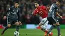 Bintang Manchester United, Henrikh Mkhitaryan (tengah) menghasilkan lima kali assists untuk timnya pada Premier League hingga pekan ke-11. (AFP/Oli Scarff)