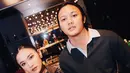 Bukan tanpa alasan, Mahalini kerap menata rambutnya dengan belah tengah. Begitu pula Rizky Febian dengan rambut lurusnya ia sering menyibakkan rambut panjangnya ke belakang. (Liputan6.com/IG/@mahaliniraharja).