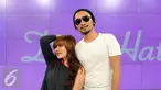 Cinta Penelope (kanan) bersama Putra Myface berfoto usai wawancara khusus di SCTV Tower, Jakarta, Rabu (10/8). Putra Myface merupakan produser film 3 Pilihan Hidup yang juga dibintangi Cinta. (Liputan6.com/Helmi Fithriansyah)