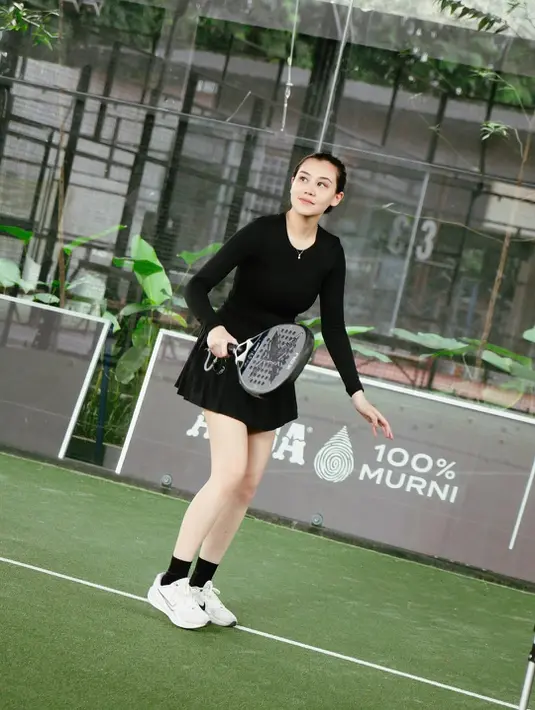 Istri Thariq Halilintar itu nampak begitu bugar kembali ke lapangan padel dengan gaya yang sporty [@aaliyah.massaid]