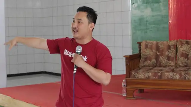 Muhammad Isa Lombu selaku Strategic Advisor to CEO Bukalapak menyampaikan materi mengenai Bukalapak kepada peserta seminar dan edukasi UKM Goes Digital. Dok: Bukalapak