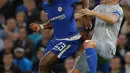 Pemain Chelsea, Michy Batshuayi berebut bola dengan pemain Everton, Phil Jagielka pada babak keempat Piala Liga Inggris di Stamford Bridge, Kamis (26/10). The Blues –julukan Chelsea- sukses mengalahkan Wayne Rooney dan kawan-kawan 2-1. (AP/Alastair Grant)