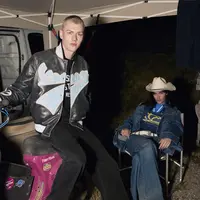 Koleksi fashion yang kaya akan nostalgia dihadirkan oleh Vespa. (foto: Vespa.dok)