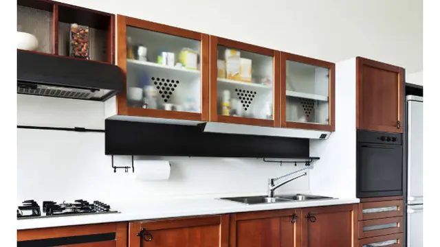 Cara Membersihkan Noda pada Jendela Kaca di Lemari Dapur