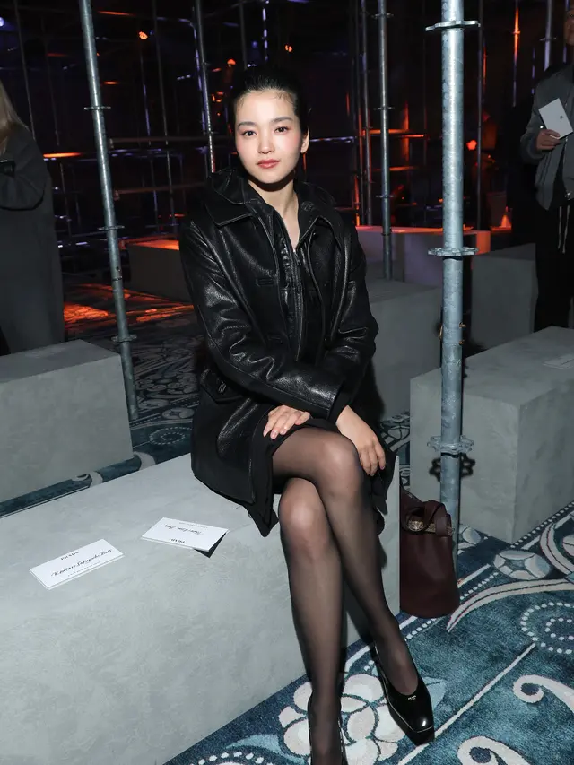 6 Gaya Memukau Artis Hadiri Prada Uomo FW25 Show, dari Sana TWICE, Win Metawin, hingga Kim Soo Hyun