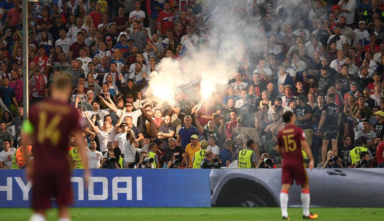 Aksi suporter Rusia saat melawan Inggris pada laga Grup B Piala Eropa 2016 di Stade Velodrome, Marseille, Minggu (12/6/2016) dini hari WIB. (AFP/Paul Ellis)