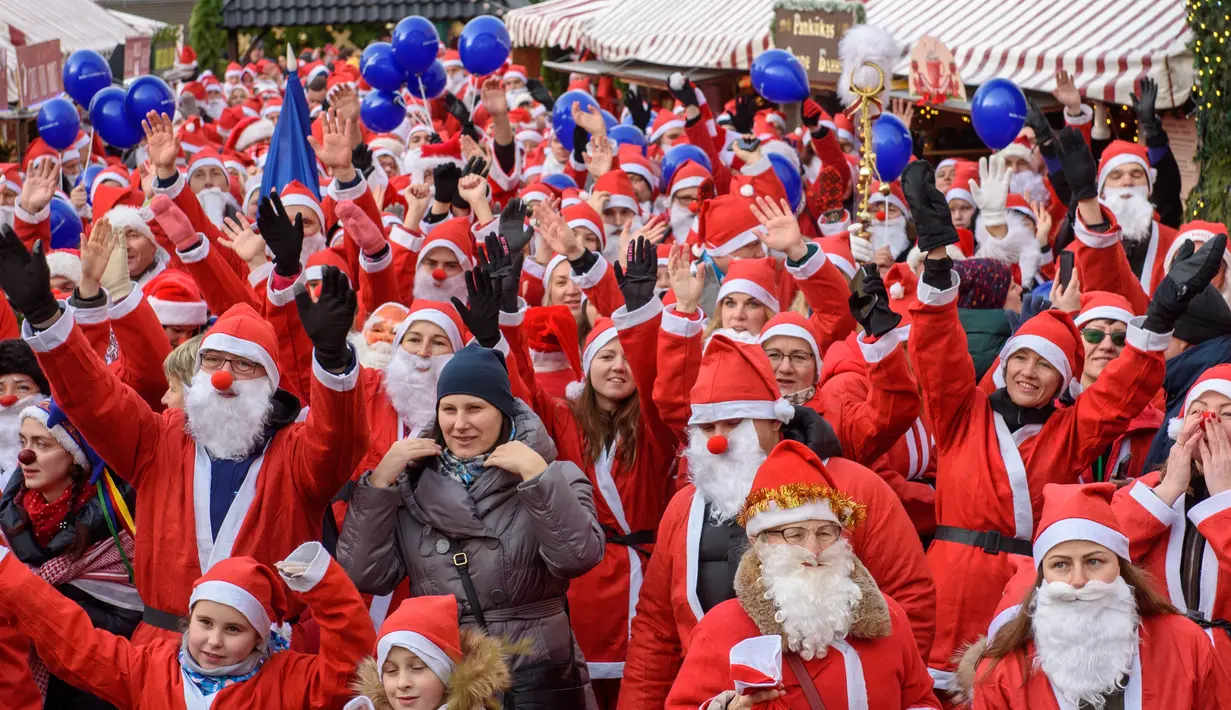 Peserta mengenakan kostum Sinterklas ikut serta dalam kegiatan amal Santa's Fun Run di Riga, Latvia, Minggu (8/12/2019). Ini merupakan acara amal yang pesertanya bersenang-senang dengan berlari atau berjalan kaki untuk mengumpulkan dana bagi anak-anak di rumah sakit Latvia. (Gints Ivuskans/AFP)