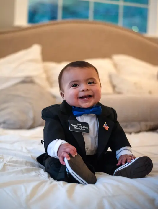 Wali Kota Kehormatan Whitehall Charlie McMillan tertawa di rumahnya di Whitehall, Texas, Amerika Serikat, Jumat (20/12/2019). Bayi imut tersebut ditunjuk sebagai wali kota melalui lelang dalam acara penggalangan dana Pemadam Kebakaran Sukarelawan Whitehall. (Mark Felix/AFP)