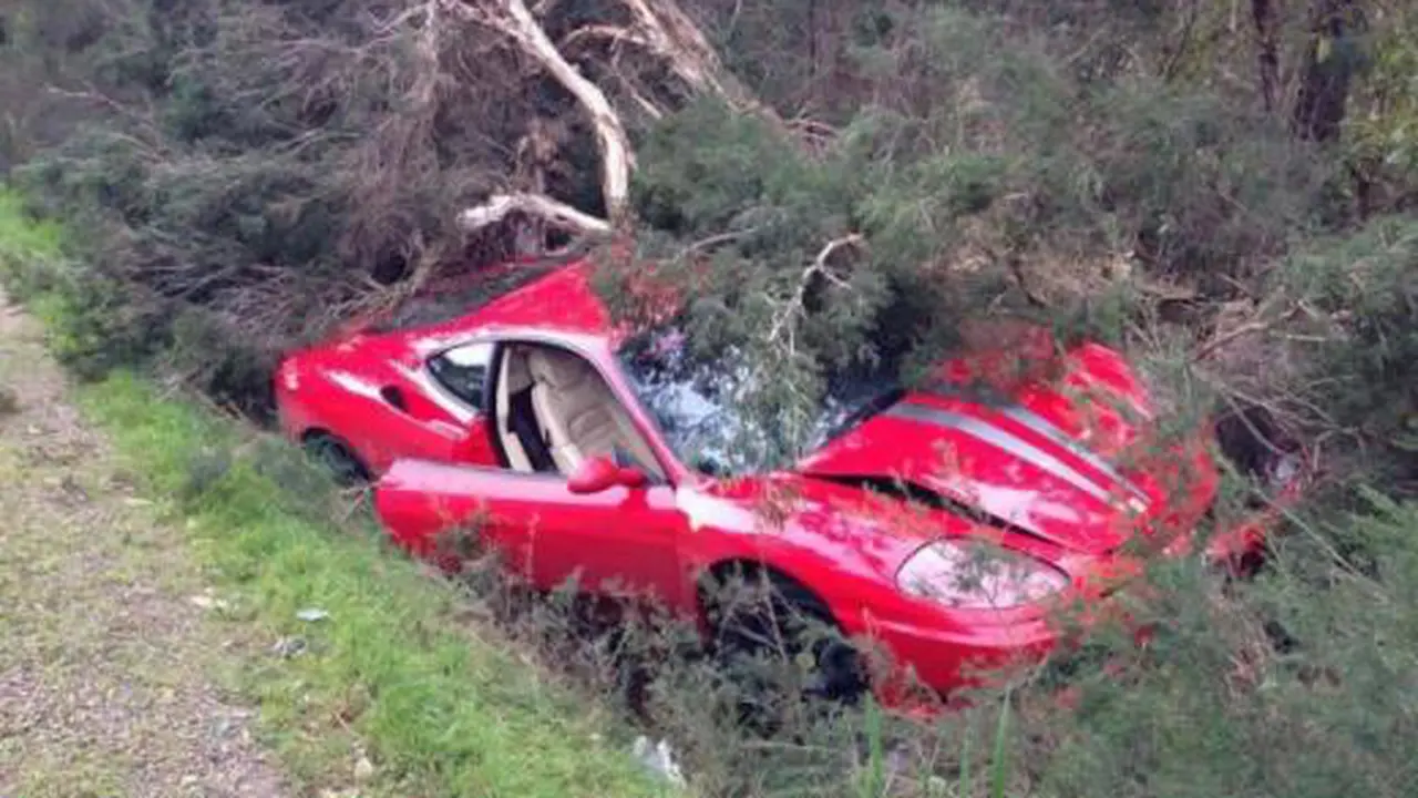 Hilang Kendali, Mobil Ferrari Ini Nyebur ke Parit