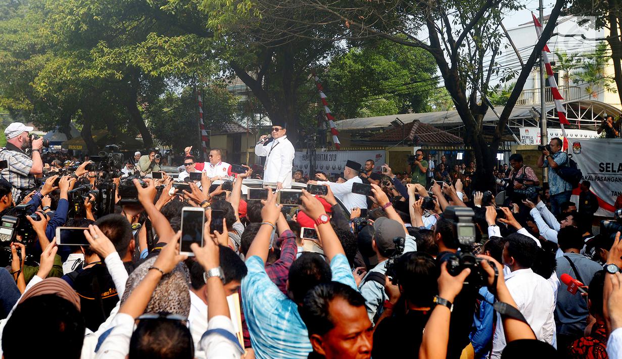 Ketua umum Partai Gerindra Prabowo Subianto memberikan pidato di depan para pendukungnya di depan Gedung Komisi Pemilihan Umum (KPU), Jakarta, Kamis (10/8).(Merdeka.com/Imam Buhori)